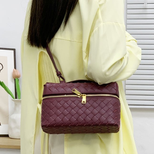 Kožna kozmetička torbica od kravlje kože, pletena s romboidnim lancem — moderna crossbody torba preko ramena i kutijastog oblika