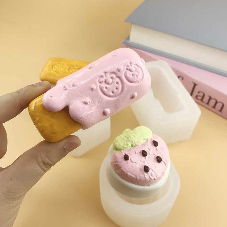 Formă din silicon pentru coacere: baton cu căpșună și lapte, biscuit cu cremă de căpșuni și mousse
