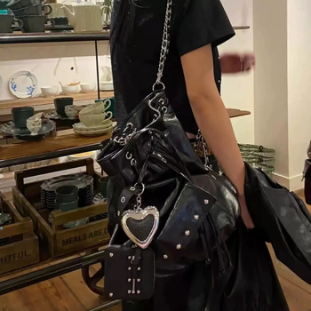 Torba bucket s kaišem i metalnim šiljcima, velika kapaciteta, torba za rame i nošenje u ruci, PVC, gradski stil, jesen 2025