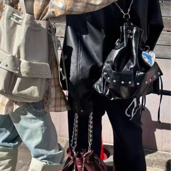 Torba bucket s kaišem i metalnim šiljcima, velika kapaciteta, torba za rame i nošenje u ruci, PVC, gradski stil, jesen 2025