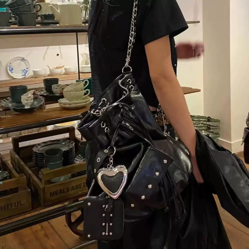 Torba bucket s kaišem i metalnim šiljcima, velika kapaciteta, torba za rame i nošenje u ruci, PVC, gradski stil, jesen 2025