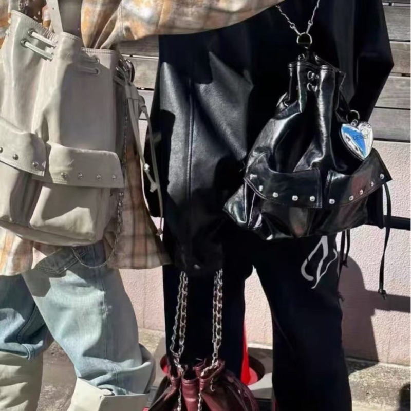 Torba bucket s kaišem i metalnim šiljcima, velika kapaciteta, torba za rame i nošenje u ruci, PVC, gradski stil, jesen 2025