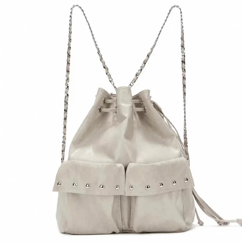 Torba bucket s kaišem i metalnim šiljcima, velika kapaciteta, torba za rame i nošenje u ruci, PVC, gradski stil, jesen 2025