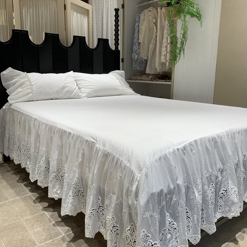 Fustă de pat din bumbac 100% cu broderie și margine dantelată, pentru pat de 1,5 m