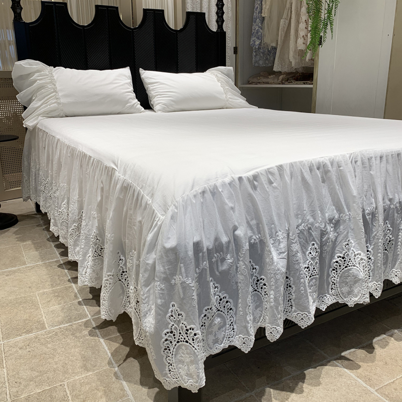 Fustă de pat din bumbac 100% cu broderie și margine dantelată, pentru pat de 1,5 m