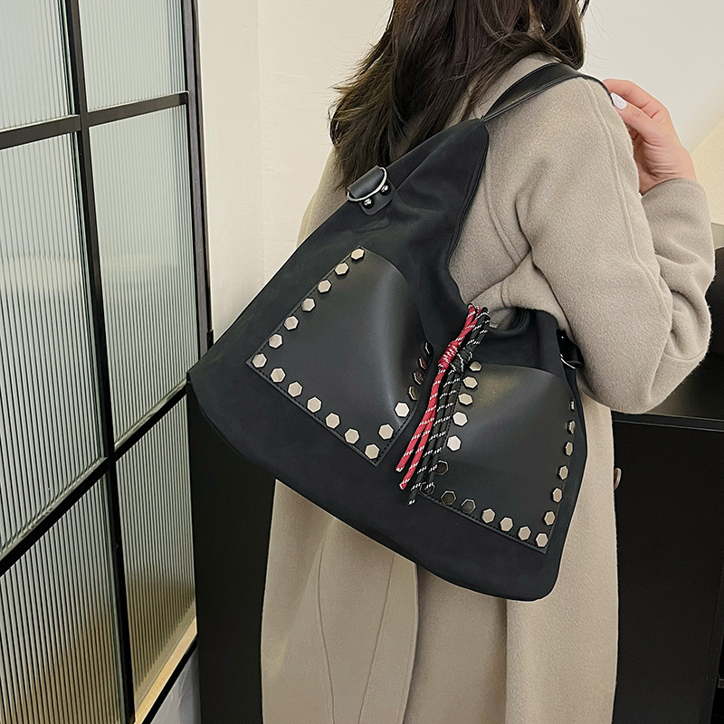 Ženska velurova bucket torba, velika zapremina, crossbody preko ramena, gradski stil