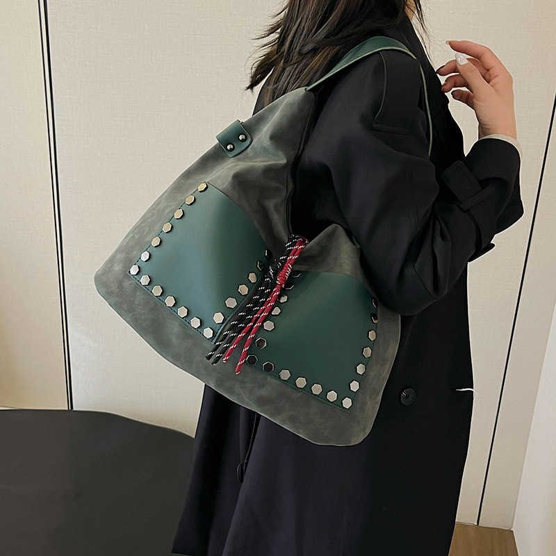 Ženska velurova bucket torba, velika zapremina, crossbody preko ramena, gradski stil