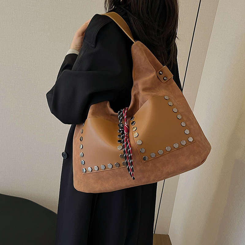 Ženska velurova bucket torba, velika zapremina, crossbody preko ramena, gradski stil