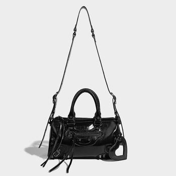 Crna PU torbica s nitima u motociklističkom stilu, hrabri nišni dizajn, visoka kvaliteta, velika zapremina, torba preko ramena ili crossbody.