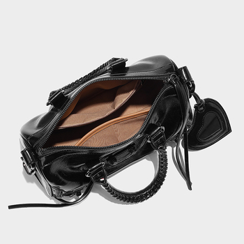 Crna PU torbica s nitima u motociklističkom stilu, hrabri nišni dizajn, visoka kvaliteta, velika zapremina, torba preko ramena ili crossbody.