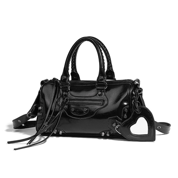 Crna PU torbica s nitima u motociklističkom stilu, hrabri nišni dizajn, visoka kvaliteta, velika zapremina, torba preko ramena ili crossbody.