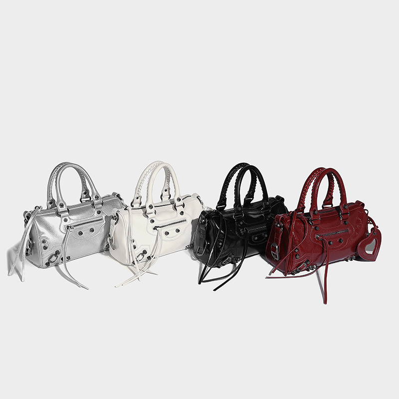 Crna PU torbica s nitima u motociklističkom stilu, hrabri nišni dizajn, visoka kvaliteta, velika zapremina, torba preko ramena ili crossbody.