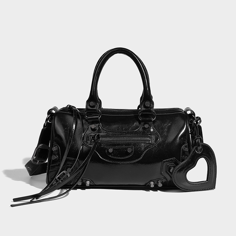 Crna PU torbica s nitima u motociklističkom stilu, hrabri nišni dizajn, visoka kvaliteta, velika zapremina, torba preko ramena ili crossbody.