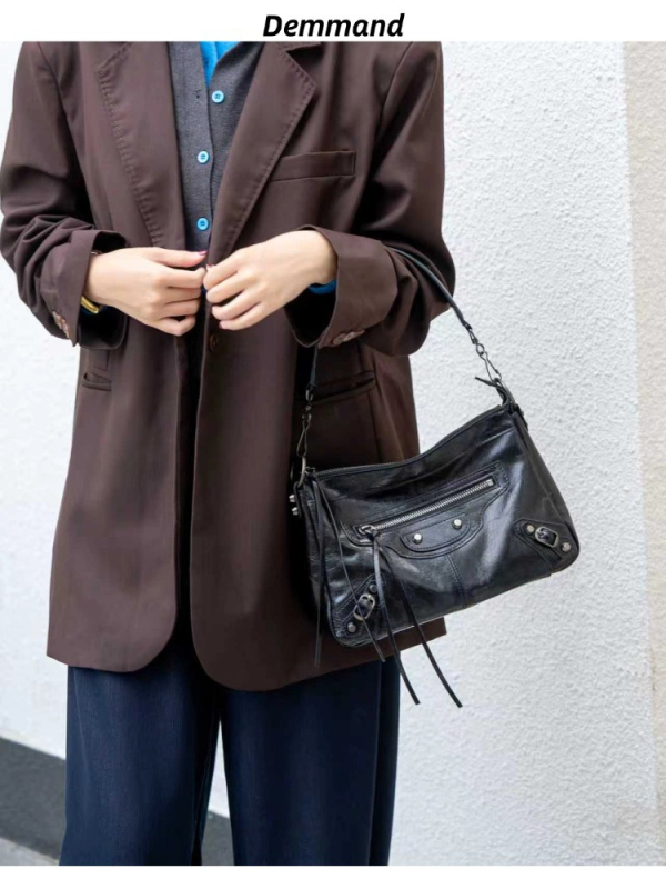2025 nova Crossbody torba od prave kože s olej-voskom završnim slojem, euro-američki stil, detalji s rivetima, svakodnevno moto-inspiriran dizajn, srednje veličine