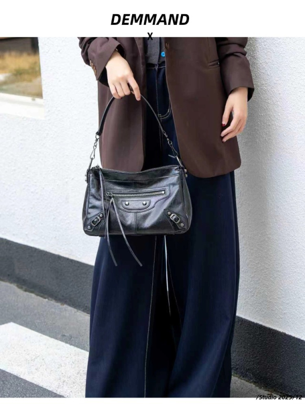 2025 nova Crossbody torba od prave kože s olej-voskom završnim slojem, euro-američki stil, detalji s rivetima, svakodnevno moto-inspiriran dizajn, srednje veličine