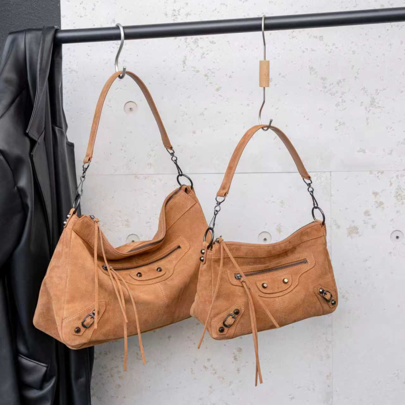 2025 nova Crossbody torba od prave kože s olej-voskom završnim slojem, euro-američki stil, detalji s rivetima, svakodnevno moto-inspiriran dizajn, srednje veličine
