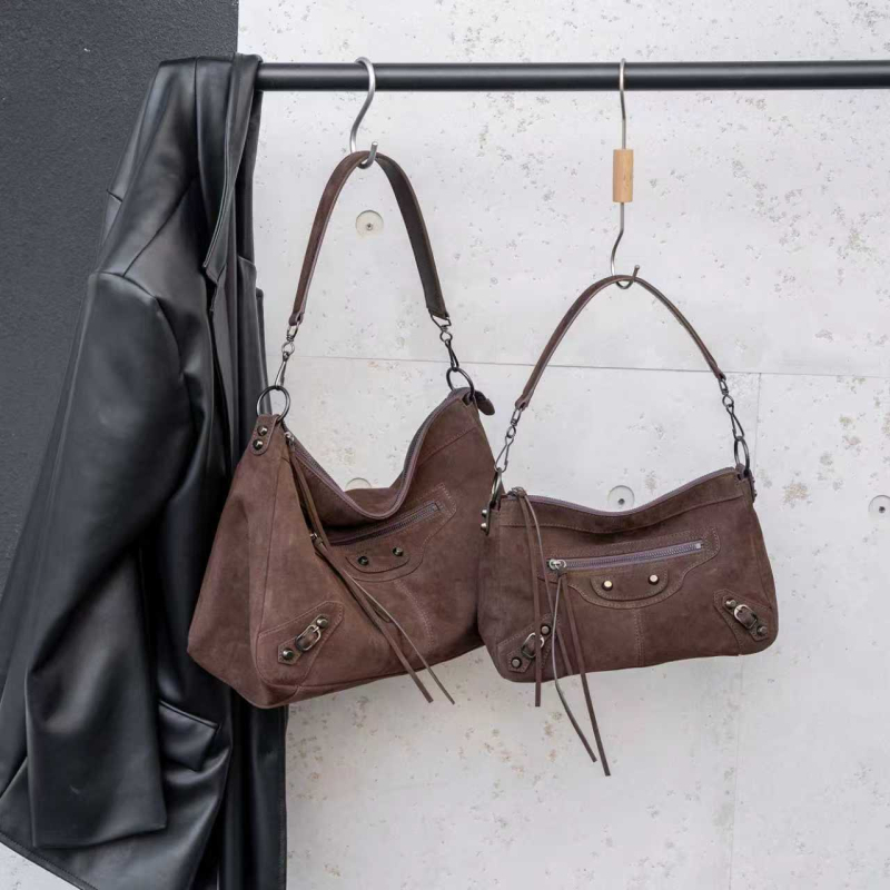 2025 nova Crossbody torba od prave kože s olej-voskom završnim slojem, euro-američki stil, detalji s rivetima, svakodnevno moto-inspiriran dizajn, srednje veličine