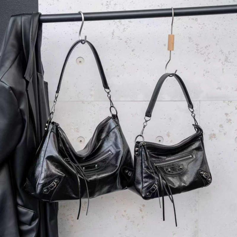 2025 nova Crossbody torba od prave kože s olej-voskom završnim slojem, euro-američki stil, detalji s rivetima, svakodnevno moto-inspiriran dizajn, srednje veličine