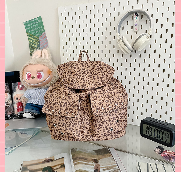 Ženski kompaktni ruksak s leopardim uzorkom, platnena torba s kapom i šnalom za zatvaranje, ukrasne zakovice, retro stil za putovanja