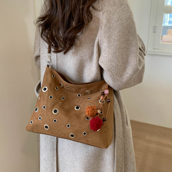 Ženska crossbody torba s rivetima, punk stil, bucket oblik, novi 2025 dizajn za svakodnevnu uporabu