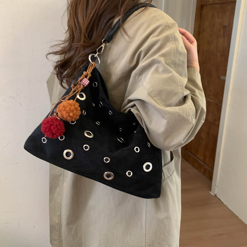 Ženska crossbody torba s rivetima, punk stil, bucket oblik, novi 2025 dizajn za svakodnevnu uporabu