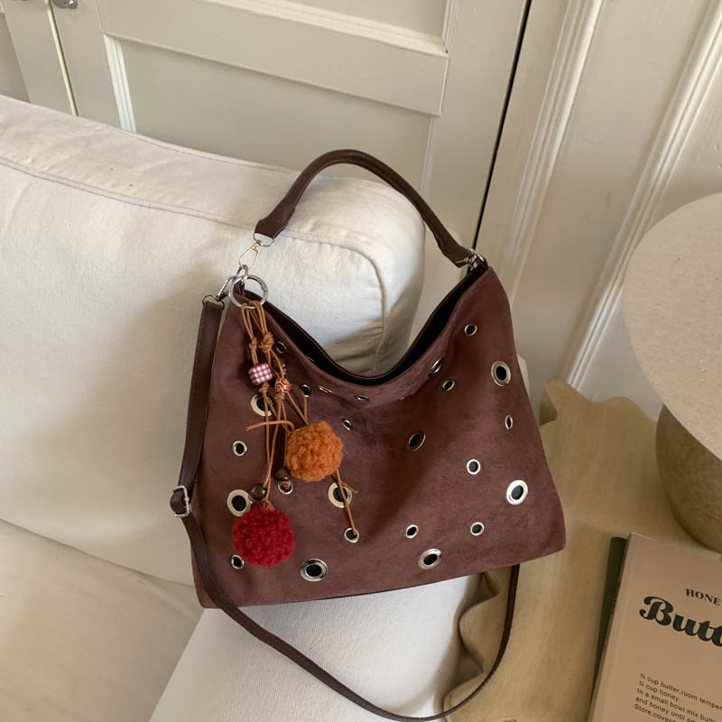 Ženska crossbody torba s rivetima, punk stil, bucket oblik, novi 2025 dizajn za svakodnevnu uporabu