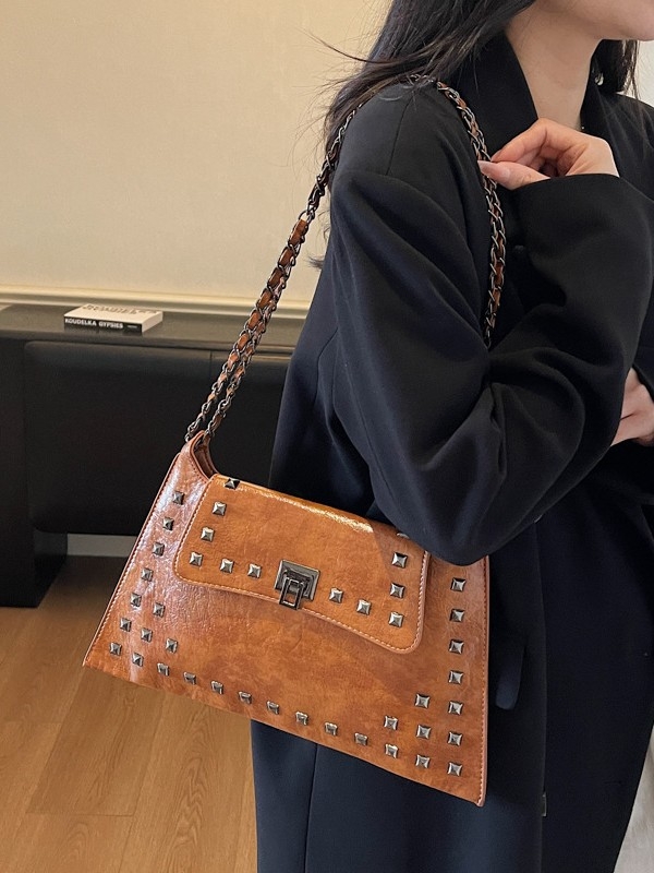 Ženska torba s metalnim zakovicama, novi model 2025, svestrana torba za rame ili crossbody, u stilu kovert.