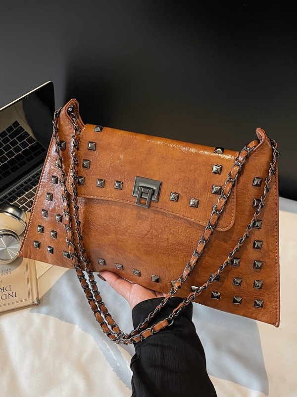 Ženska torba s metalnim zakovicama, novi model 2025, svestrana torba za rame ili crossbody, u stilu kovert.