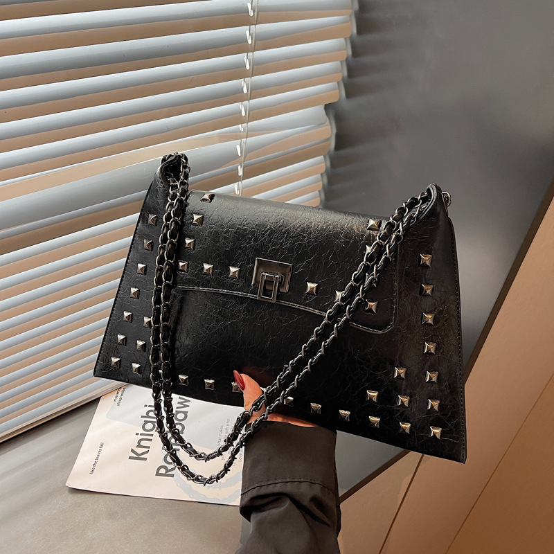 Ženska torba s metalnim zakovicama, novi model 2025, svestrana torba za rame ili crossbody, u stilu kovert.