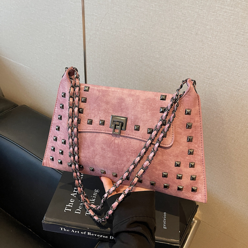 Ženska torba s metalnim zakovicama, novi model 2025, svestrana torba za rame ili crossbody, u stilu kovert.