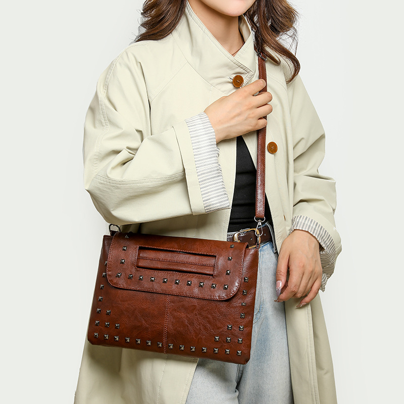 Shore chi ženska PU torba za podlakticu s rivet detaljima, kuvertnog stila, crossbody, mali kvadratni oblik