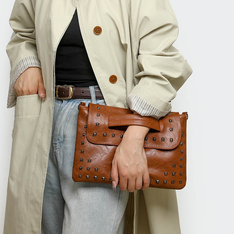 Shore chi ženska PU torba za podlakticu s rivet detaljima, kuvertnog stila, crossbody, mali kvadratni oblik