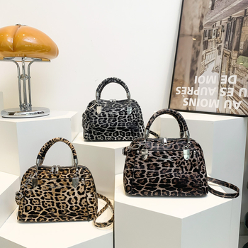 Ženska torba preko ramena u korejskom stilu s leopard uzorkom, metalne zakovice – retro dizajn