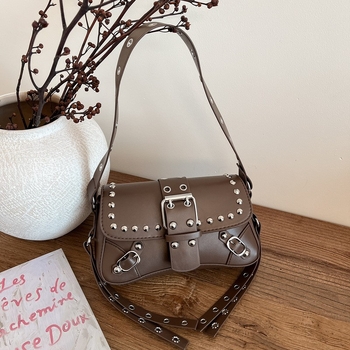 Retro torba za rame s metalnim rivetima, bikerski stil, mala baguette torba za žene, proljeće 2026