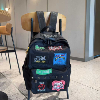 Ruksak u europsko-američkom punk stilu s patchworkom i zakovnicama, velik kapacitet, za učenike