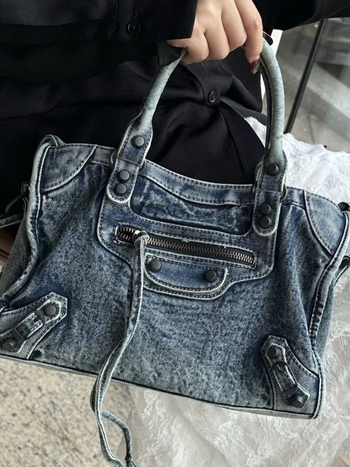 Le City denim moto torba — ručna i crossbody, lagani luksuzni stil, metalne zakovice, ženska hobos torba s rivetima