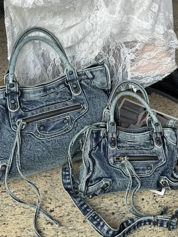 Le City denim moto torba — ručna i crossbody, lagani luksuzni stil, metalne zakovice, ženska hobos torba s rivetima