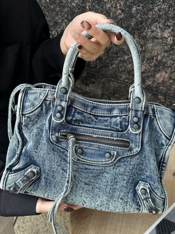 Le City denim moto torba — ručna i crossbody, lagani luksuzni stil, metalne zakovice, ženska hobos torba s rivetima