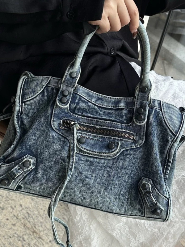 Le City denim moto torba — ručna i crossbody, lagani luksuzni stil, metalne zakovice, ženska hobos torba s rivetima
