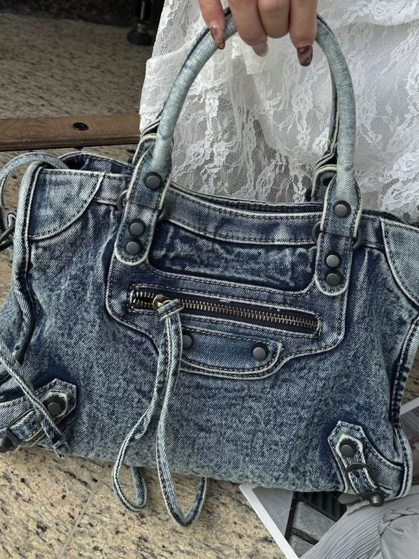 Le City denim moto torba — ručna i crossbody, lagani luksuzni stil, metalne zakovice, ženska hobos torba s rivetima