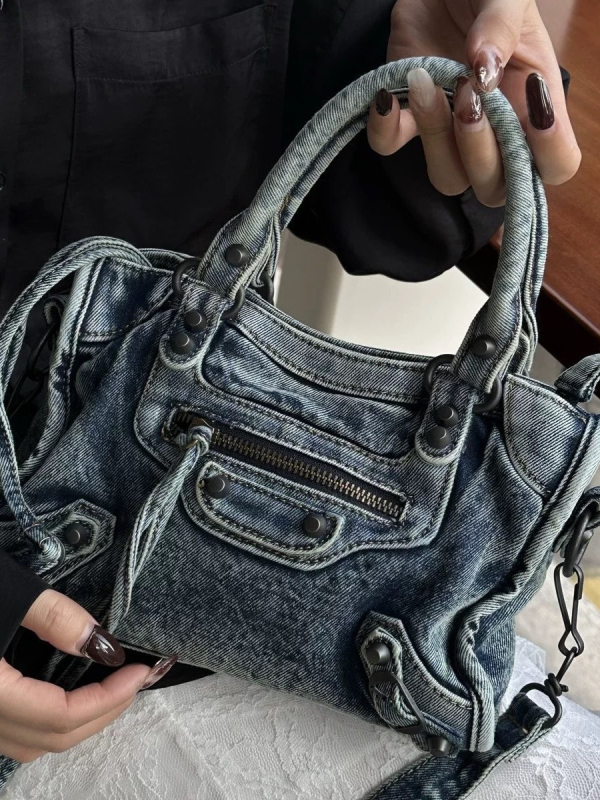 Le City denim moto torba — ručna i crossbody, lagani luksuzni stil, metalne zakovice, ženska hobos torba s rivetima