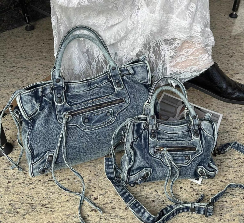 Le City denim moto torba — ručna i crossbody, lagani luksuzni stil, metalne zakovice, ženska hobos torba s rivetima