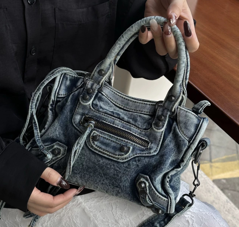 Le City denim moto torba — ručna i crossbody, lagani luksuzni stil, metalne zakovice, ženska hobos torba s rivetima