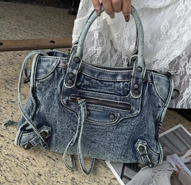 Le City denim moto torba — ručna i crossbody, lagani luksuzni stil, metalne zakovice, ženska hobos torba s rivetima