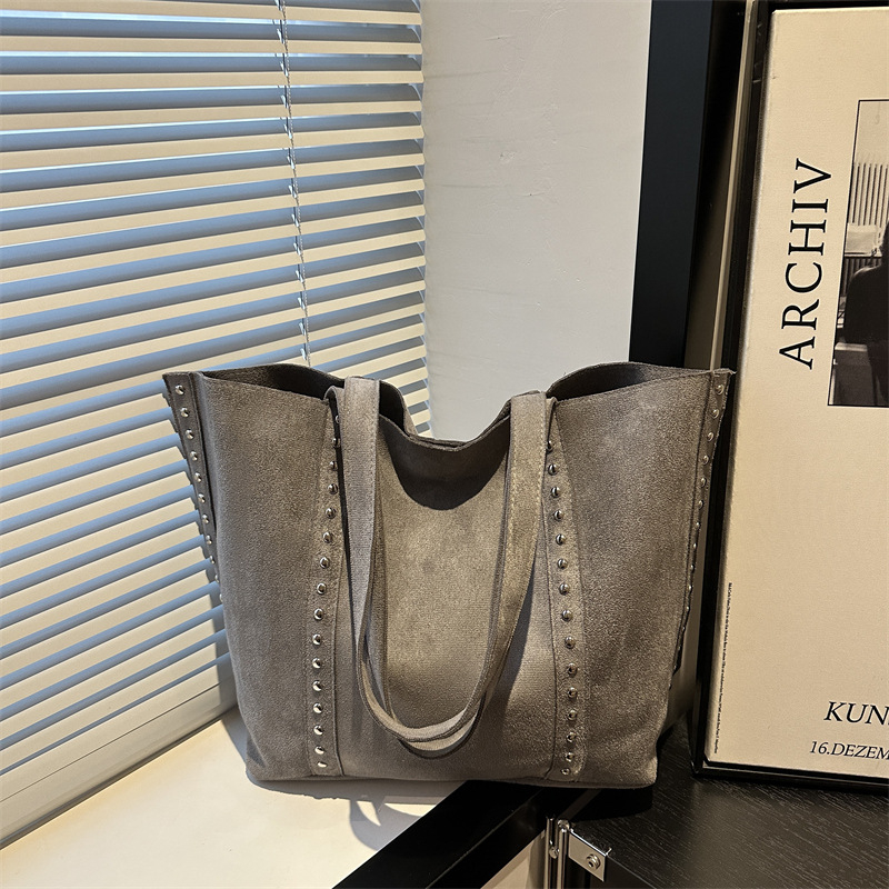 Torbica Tote od kože jelena, srednje veličine, s metalnim rivetama, za nošenje preko ramena, retro stil
