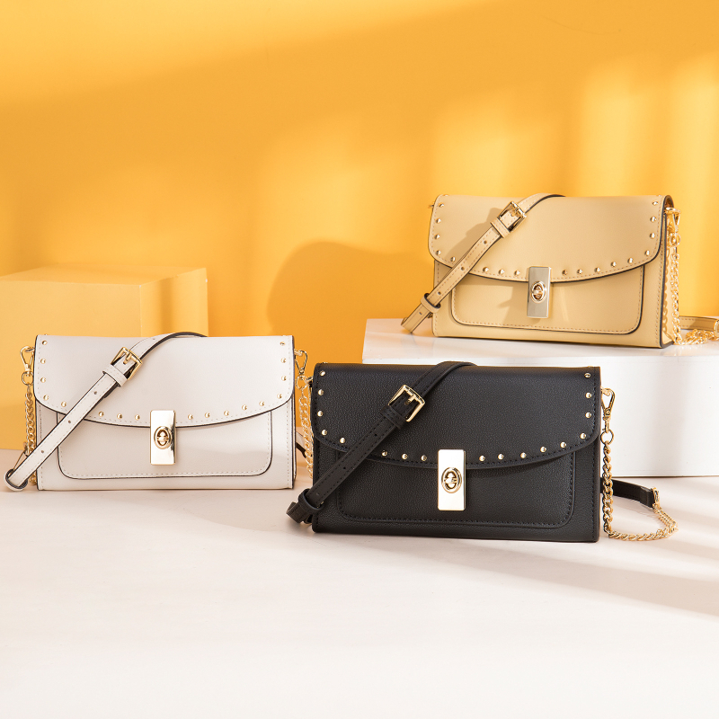 Ženska torbica s ukrasnim čavlima od prave kože, lančani remen, mali četvrtasti oblik, crossbody