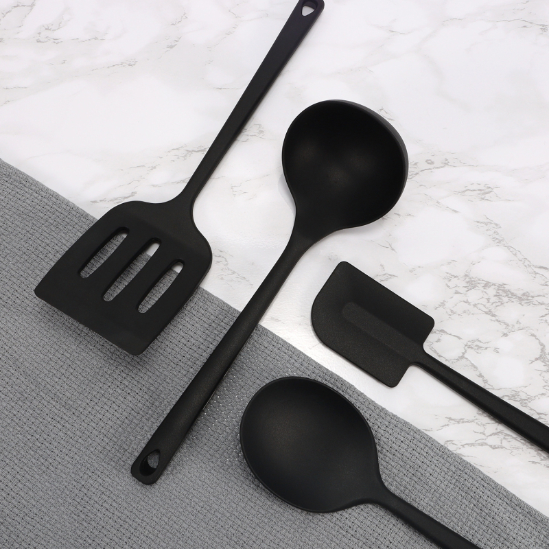 Set de ustensile de bucătărie cu acoperire din silicon pe fontă – spatulă, lingură pentru prăjit și lingură de supă; neaderent, anti-derapare, rezistent la temperaturi înalte.