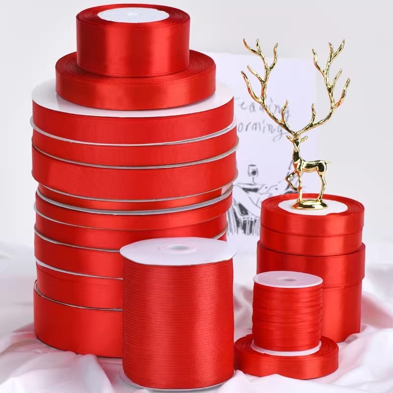 Panglică roșie de satin pentru decorul de nuntă — fâșii de material roșu pentru legarea baloanelor și atârnarea felinarelor