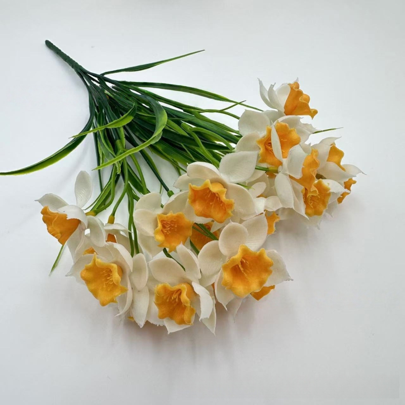 Buchet artificial cu narcise, aspect realist, iarbă de primăvară, decor pentru birou, nuntă și casă