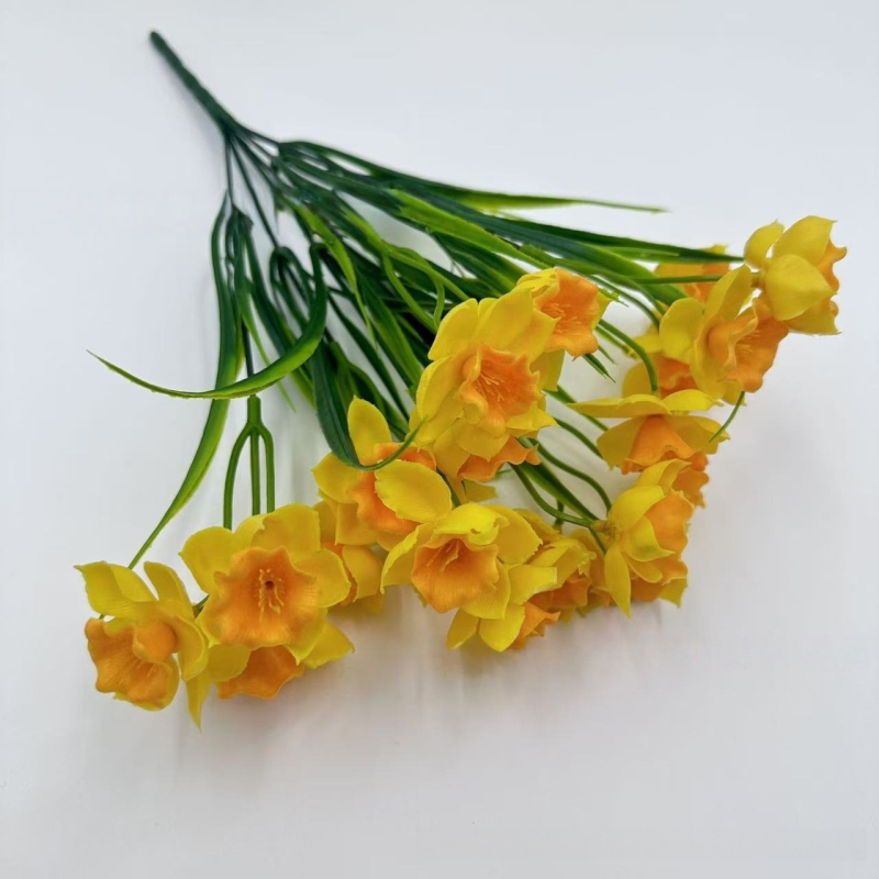 Buchet artificial cu narcise, aspect realist, iarbă de primăvară, decor pentru birou, nuntă și casă